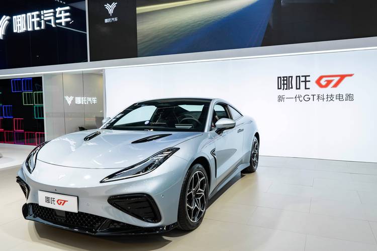 成都19哪吒汽车在智能汽车领域的表现，领途汽车在新能源汽车市场中的影响力